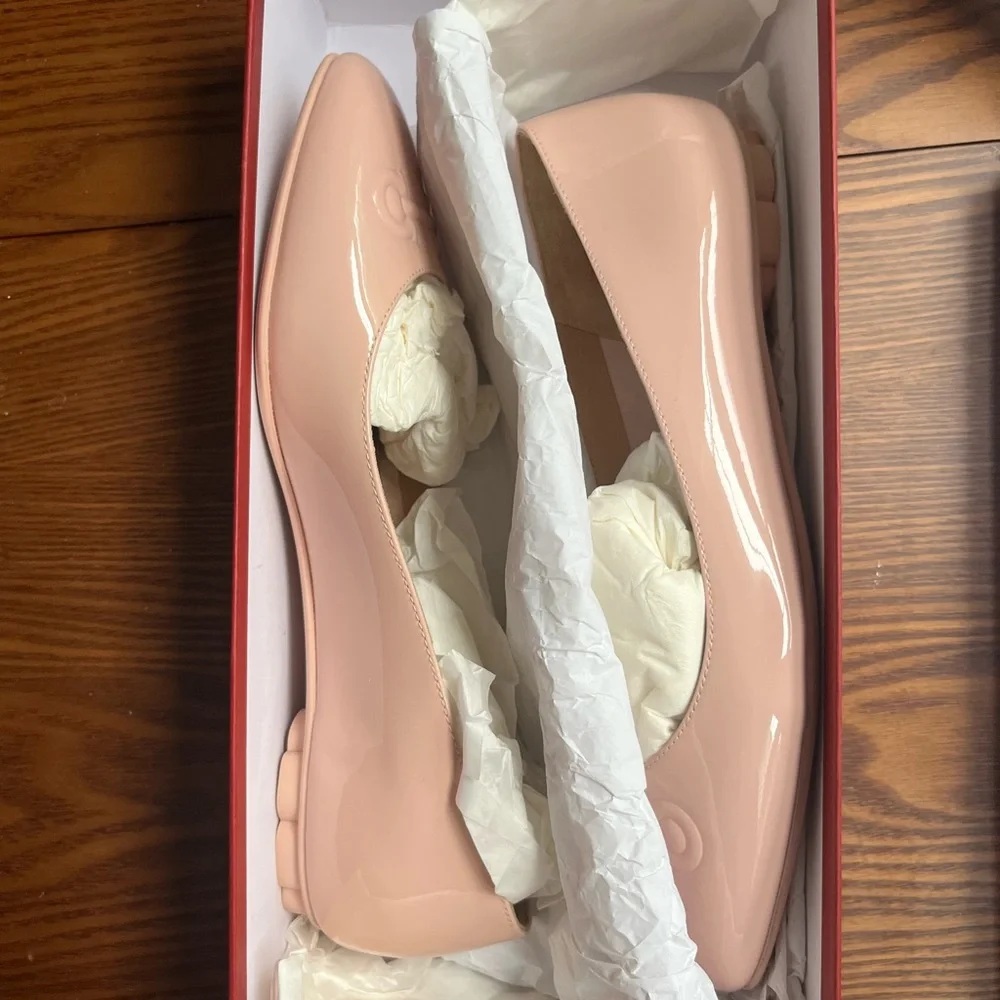 Ferragamo Women’s Patent Leather Cream Ballet Flats - Picture 2 of 7